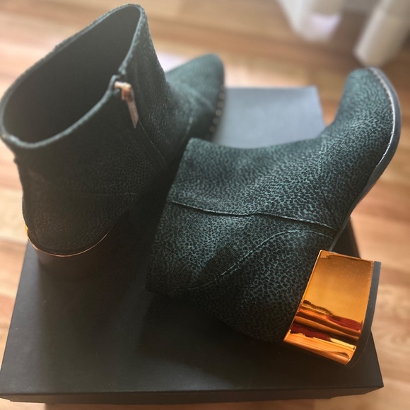 Rose Gold Surprise with Green - Picture 4 of 12